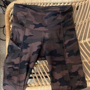 Lululemon Athletica Brown and Black Leggings Camouflage Design size 2 high rise